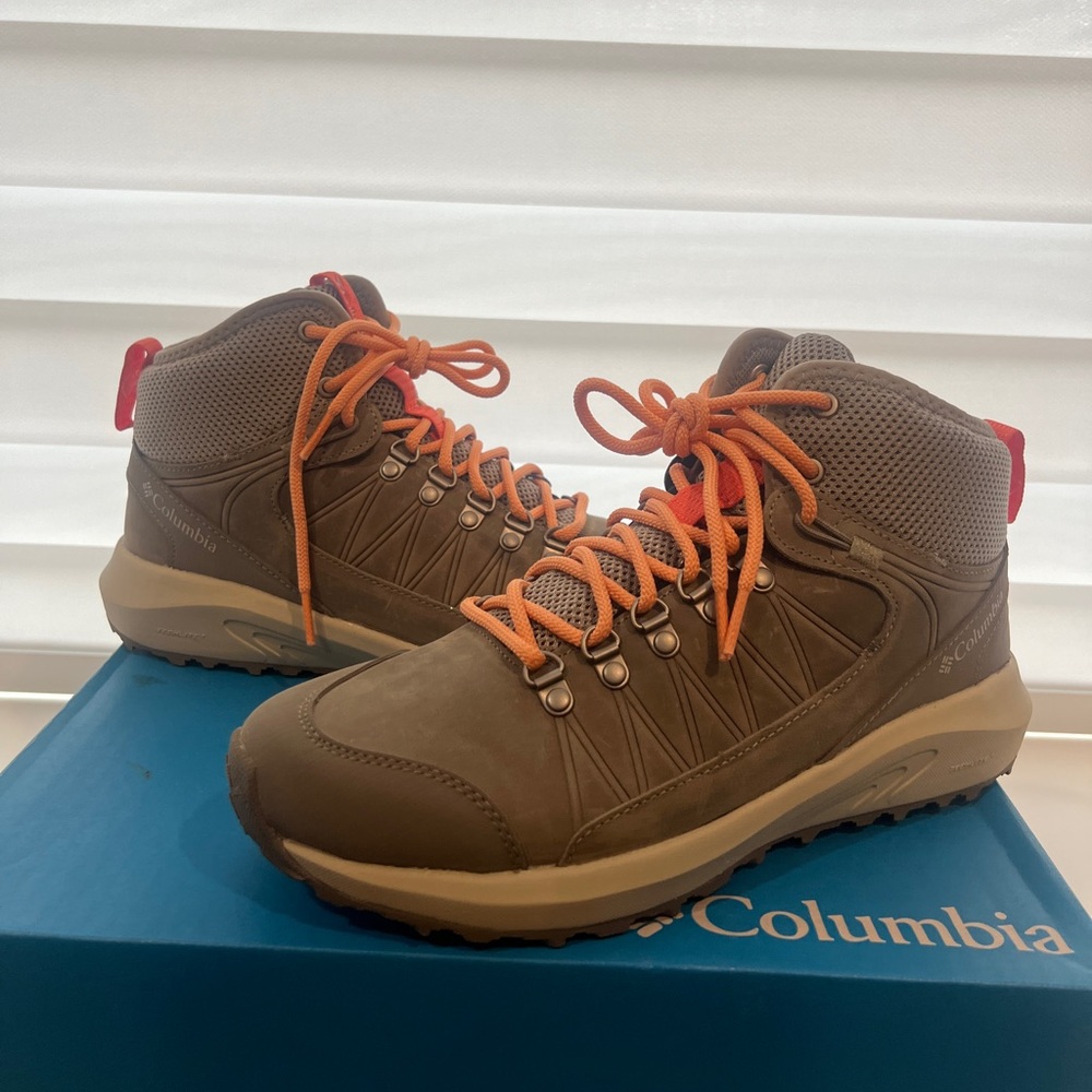 Woman's Hiking Columbia Trailstorm™ Crest Mid Waterproof Size 9